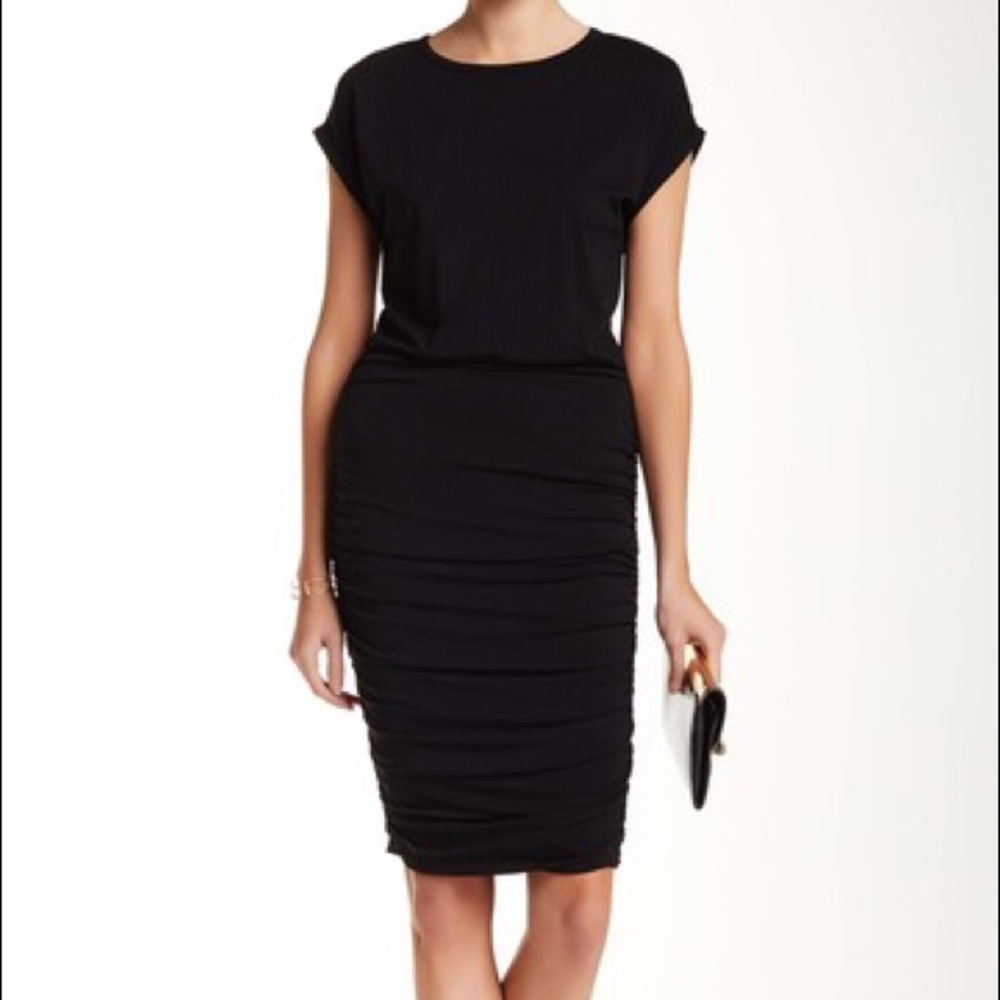 BNWT!!
Vince Camuto
Short Sleeve Shirred Dress